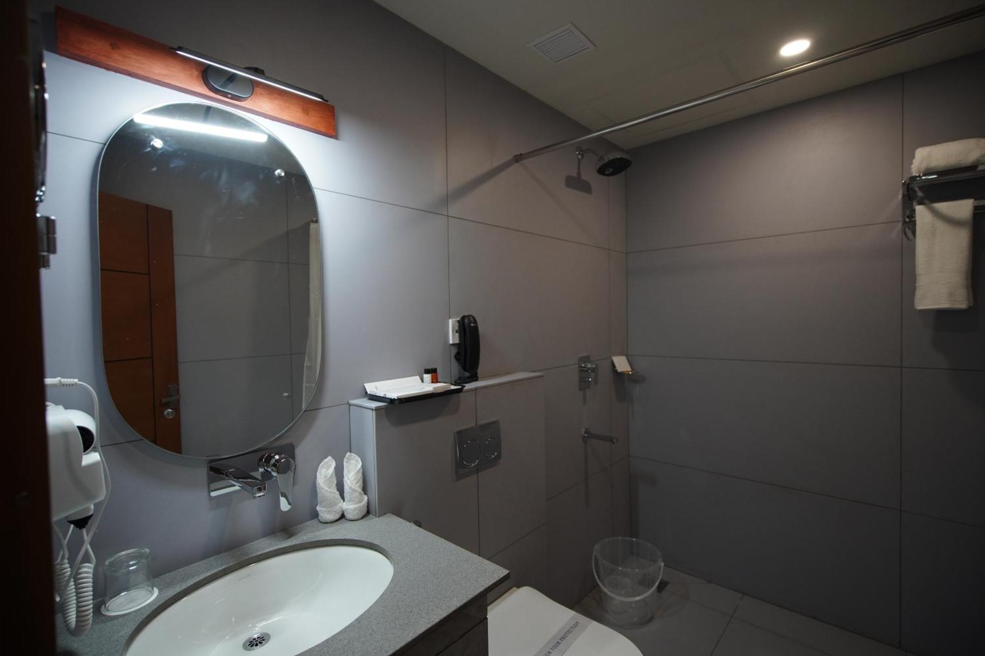 Hotel Sreevalsam Grande Pathanāmthitta Exteriér fotografie