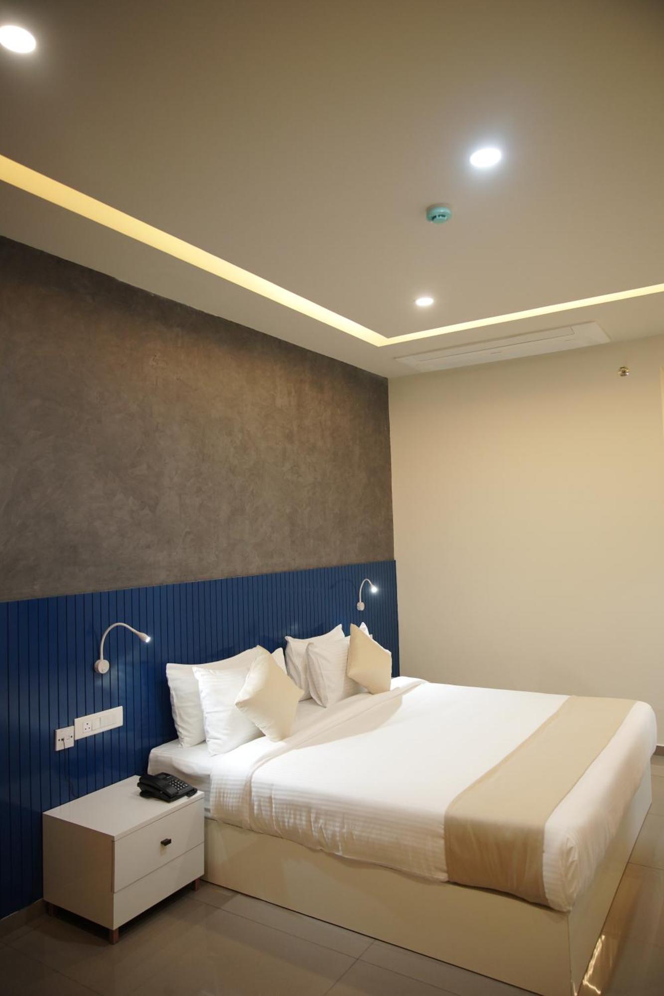Hotel Sreevalsam Grande Pathanāmthitta Exteriér fotografie