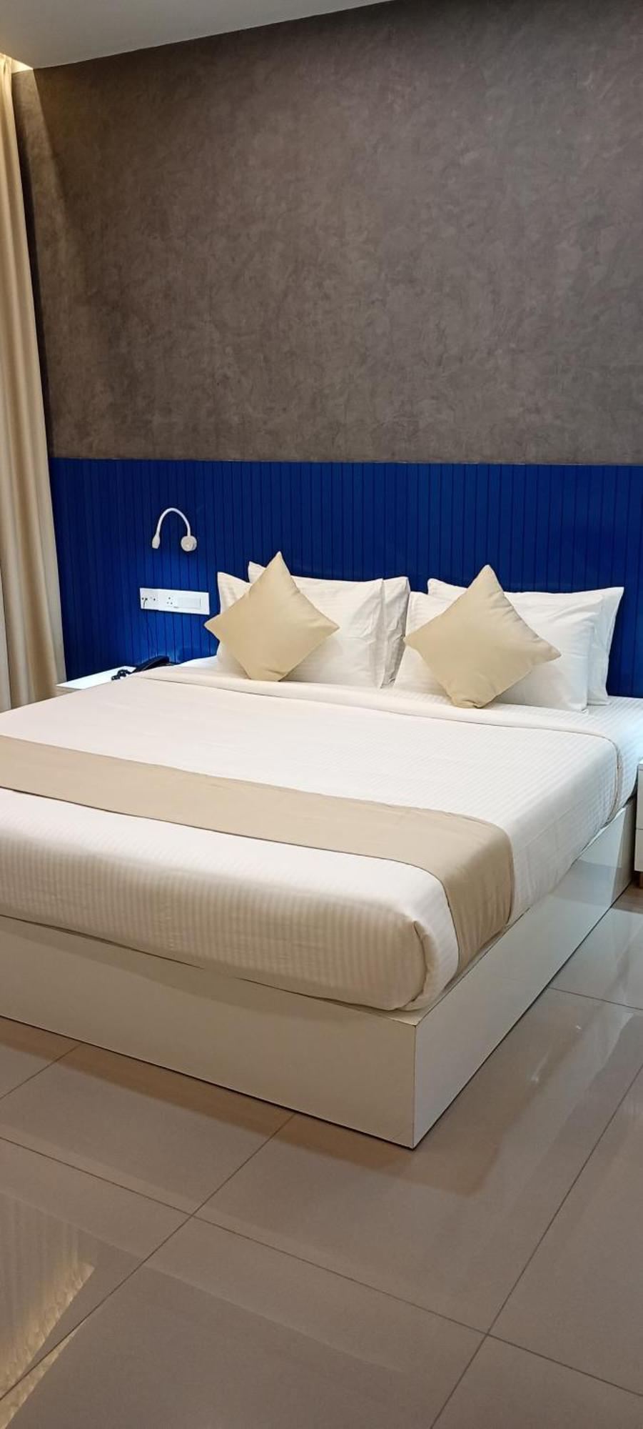 Hotel Sreevalsam Grande Pathanāmthitta Exteriér fotografie
